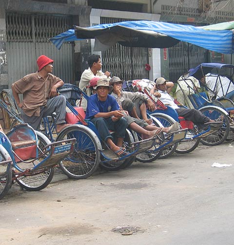 Fahrrad-Rikschafahrer warten auf Kunden
