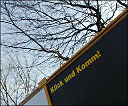 Komm Klick! - Plakat unter Bäumen