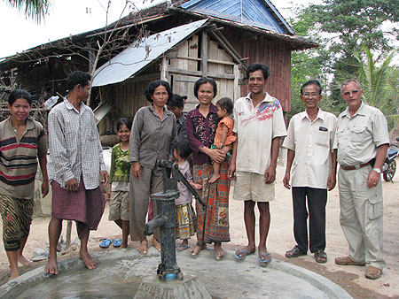 Tani-Familie mit Brunnen