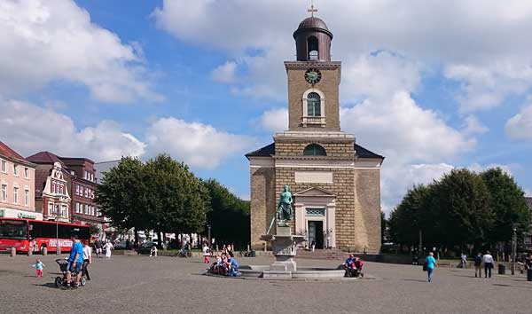 Marktplatz Husum mit Tine-Brunnen