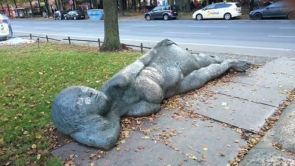 liegende Frau am schlesischen Tor