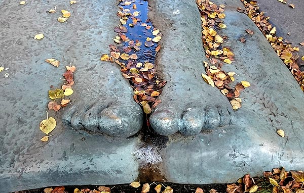 Skulptur, liegender Mann, Füße am Schlesischen Tor