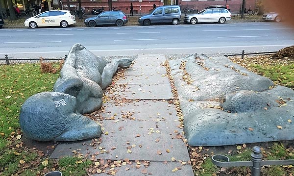 liegendes Paar am Schlesischen Tor