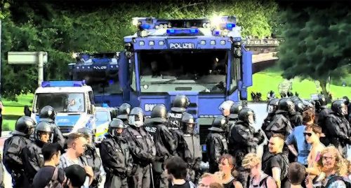 Polizei vor Wasserwerfer