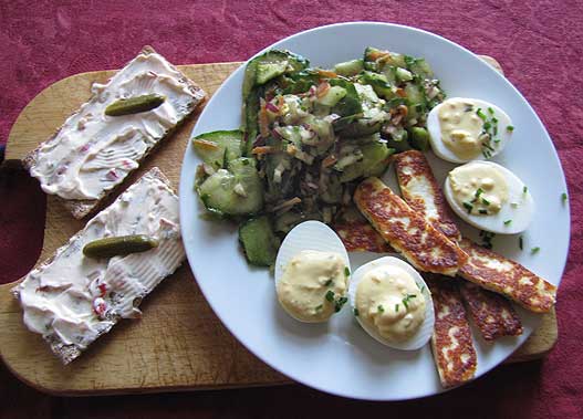 Mittagsimbiss: Senfeier, Gurkensalat, Knäcke, gebratener Halloumi