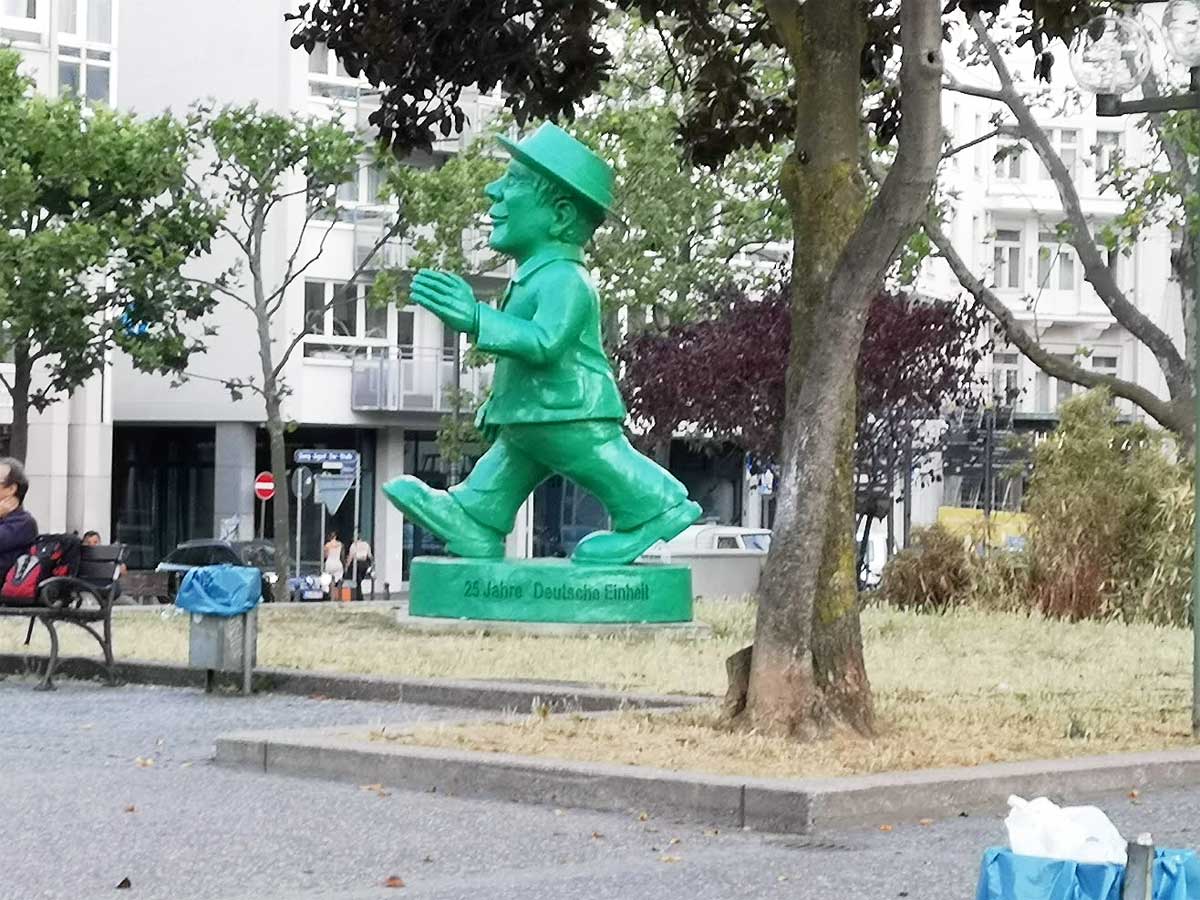 Grünes Ampelmännchen als Statue